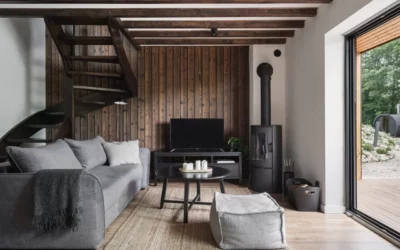 Interiér chaty plný dřeva a černé barvy