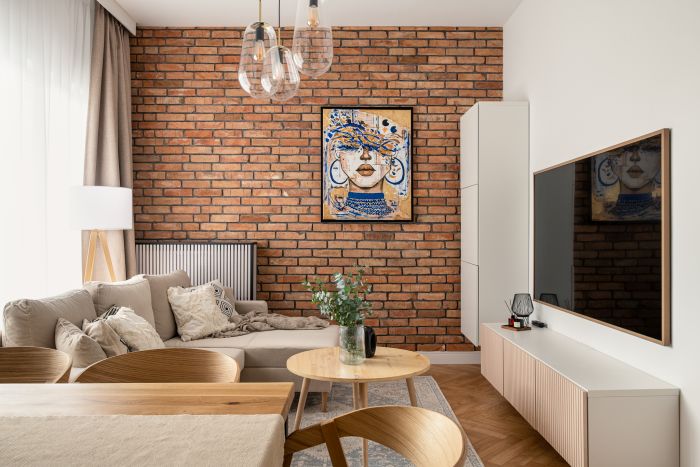 Světlý byt s cihlovou stěnou a obklady ve vzhledu džínoviny