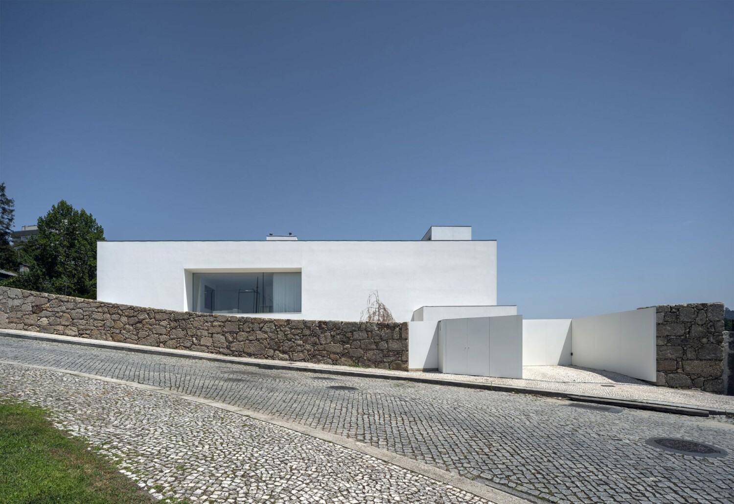 Minimalistický dům v Portugalsku: Vítěz v kategorii Renovace roku 2023