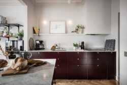 Stylový skandinávský byt s burgundy kuchyní Inspirace pro moderní interiér
